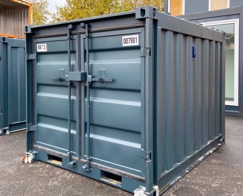 Container de stockage 7,5 pieds gris anthracite dimensionné pour offrir un box de stockage conteneur sécurisé dans un espace restreint.