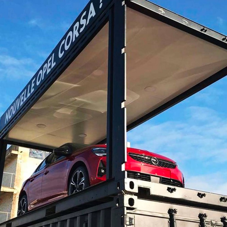 offrez-vous un podium à la location pour mettre en avant vos automobiles
