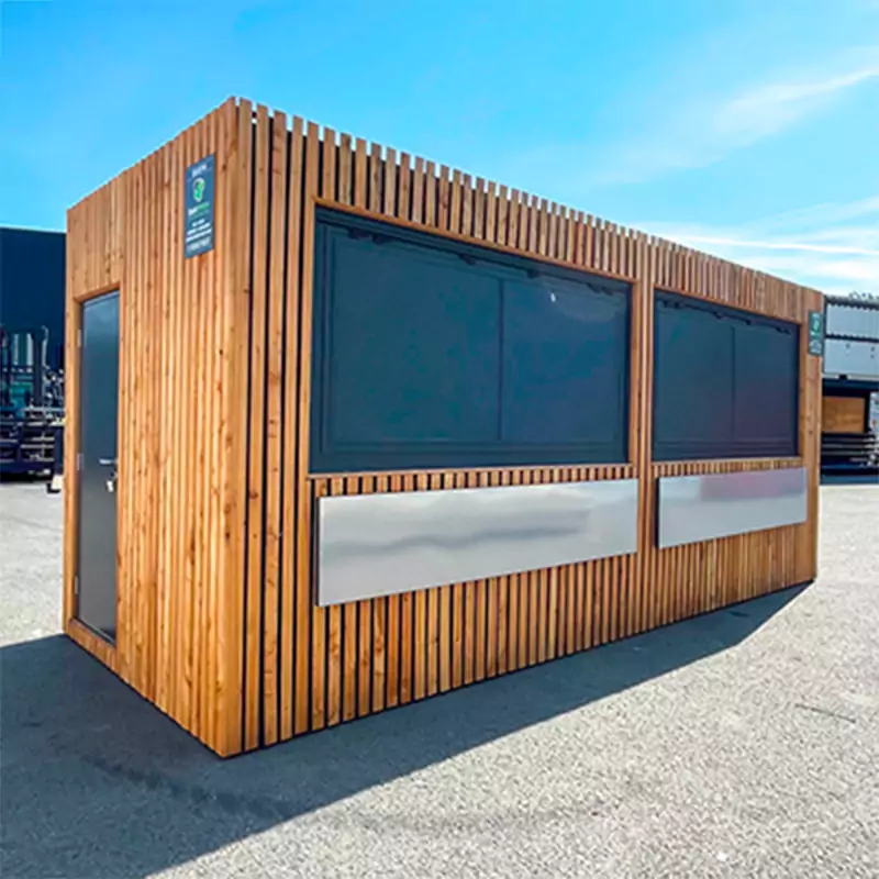 Construction modulaire sur la base d'un préfabriqué pour un snack dans un camping.