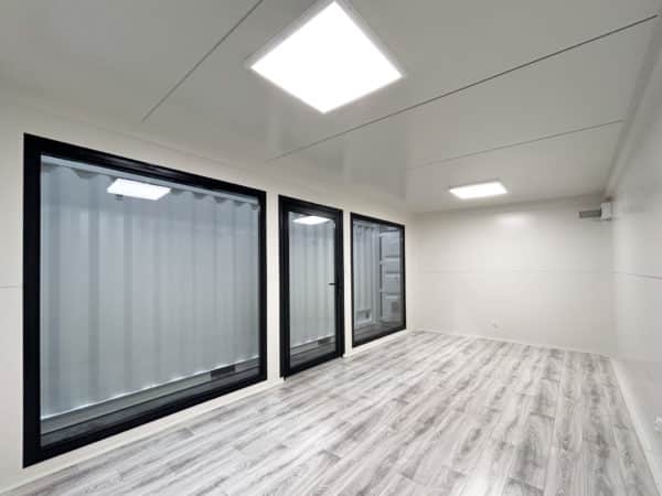 intérieur d'un studio de jardin 6x3m avec baies vitrées