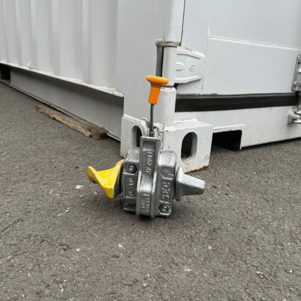 Mécanisme semi-automatique de fixation container maritime