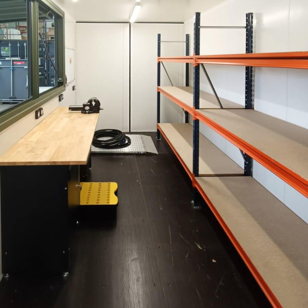 Container atelier aménagé étagères