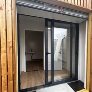 Container sanitaire bardé bois 40 pieds avec baie vitrée