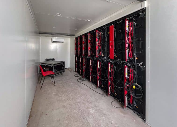 Intérieur d’un container screener avec installation écran LED géant