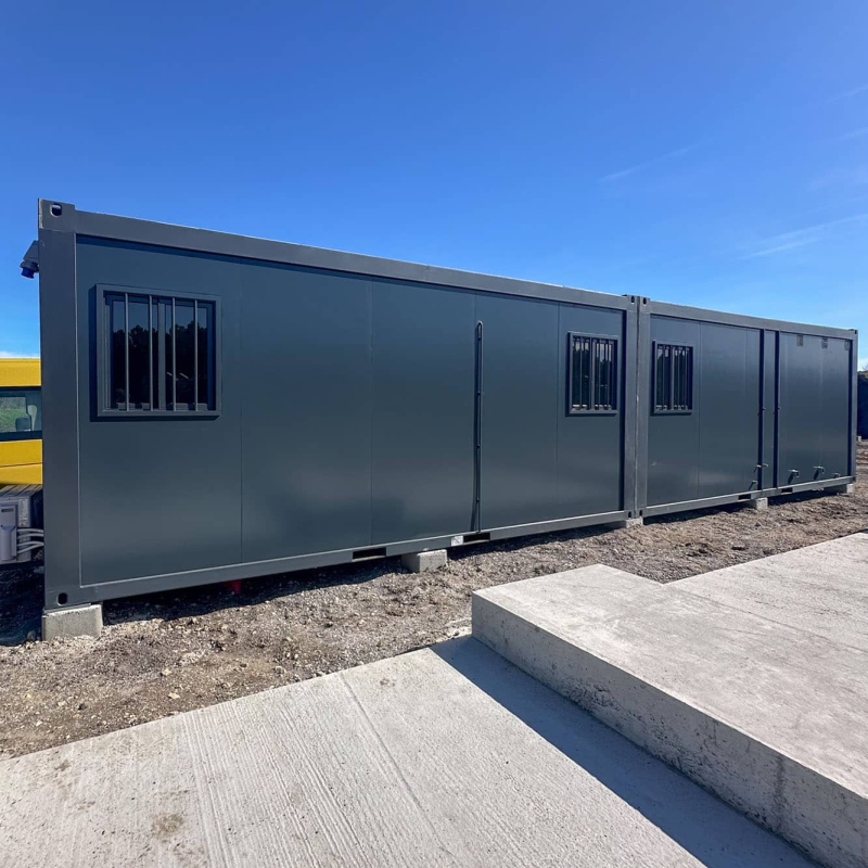 bungalow préfabriqué aménagés en bureau pour base de vie sur chantier
