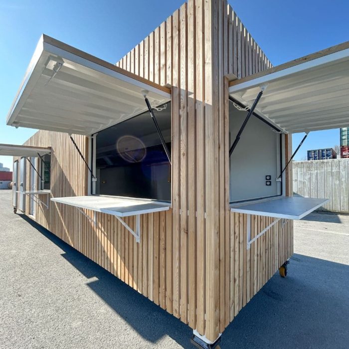Aménagement extérieur d’un container snack convivial
