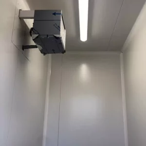 Intérieur d'un zone de stockage réfrigéré d'un laboratoire modulaire.