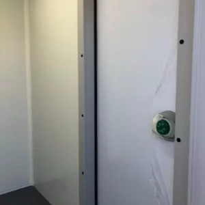 La porte d'une chambre froide dans un bungalow.